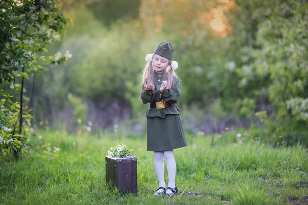 日勝利の休日日に軍服の少女 — ストック写真