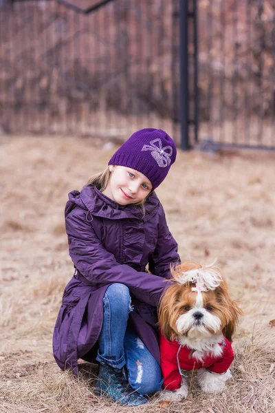 Портрет Милой Маленькой Девочки Своей Домашней Собакой Улице — стоковое фото