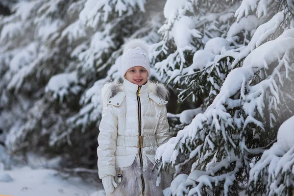 Glückliches Mädchen Spielt Schnee Wintertag Kaltes Winterwetter Schönes Mädchen Warmen — Stockfoto