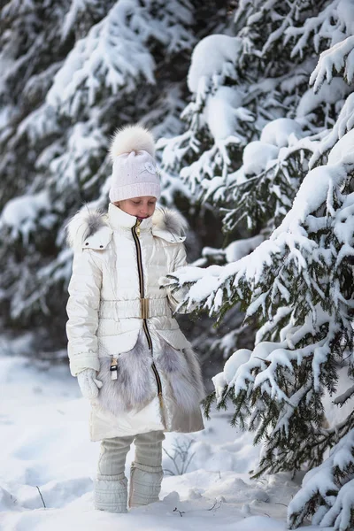 Glückliches Mädchen Spielt Schnee Wintertag Kaltes Winterwetter Schönes Mädchen Warmen — Stockfoto
