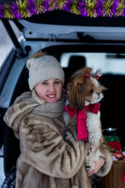 Портрет Крупным Планом Девушки Собакой Зимнем Лесу Женщина Играет Домашним — стоковое фото