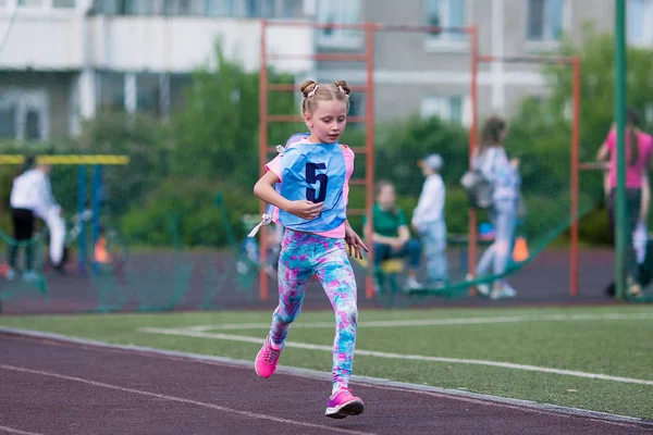 Sevimli Mutlu Kız Sporcu Yazın Stadyumda Koşar — Stok fotoğraf