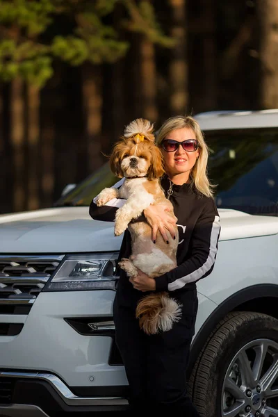 Gelukkige Vrouw Hond Auto Zomervakantie Hond Menselijke Vriendschap Reizen Concept — Stockfoto