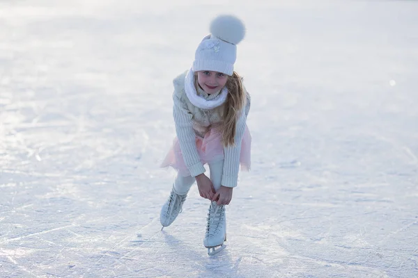 Bedårande Liten Flicka Vita Kläder Och Hatt Ishallen — Stockfoto