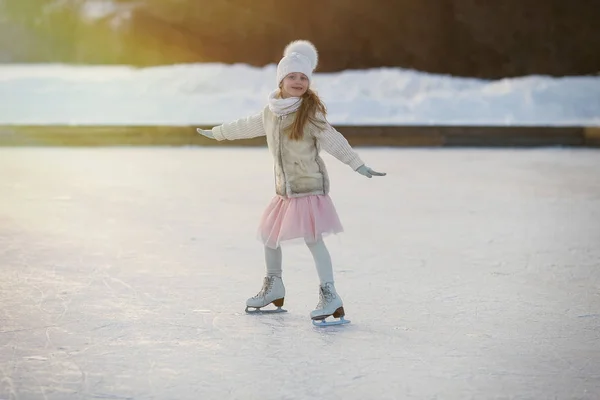 Entzückendes Kleines Mädchen Weißen Kleidern Und Hut Auf Der Eisbahn — Stockfoto
