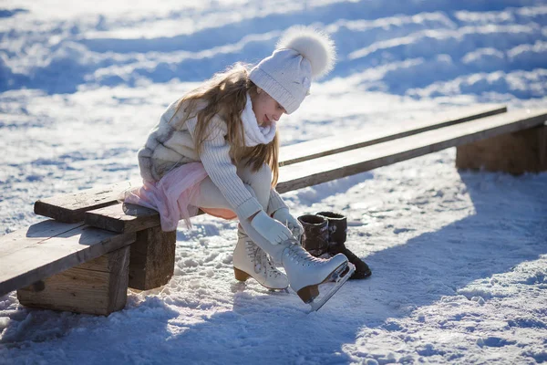 Kleines Mädchen Bindet Schlittschuhe Auf Der Eisbahn — Stockfoto