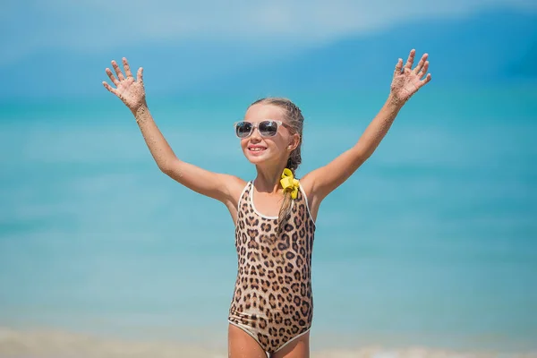 Niño Feliz Contra Fondo Azul Del Cielo Concepto Vacaciones Verano — Foto de Stock