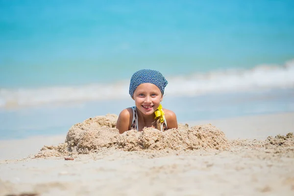 Gyermek Szórakozás Strandon Aranyos Lány Játékos Napsütéses Napon Trópusi Strand — Stock Fotó