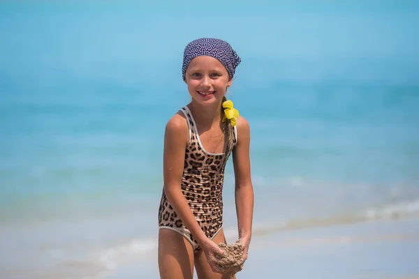 Ребенок Развлекается Пляже Симпатичная Девочка Веселится Солнечный День Играет Песком — стоковое фото