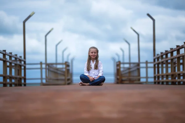 Douce Fille Assise Sur Pont Contre Ciel Bleu Mer Côte — Photo