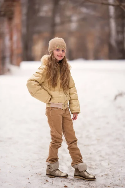 Retrato Menina Russa Feliz Fundo Neve Derretida Parque Primavera Criança — Fotografia de Stock