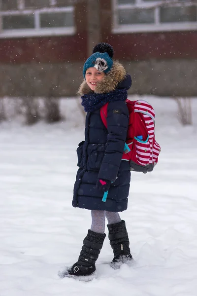Kleine Schülerin Geht Winter Mit Rucksack Zur Schule — Stockfoto