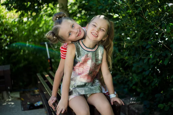 Duas Meninas Felizes Abraçando Namorada — Fotografia de Stock