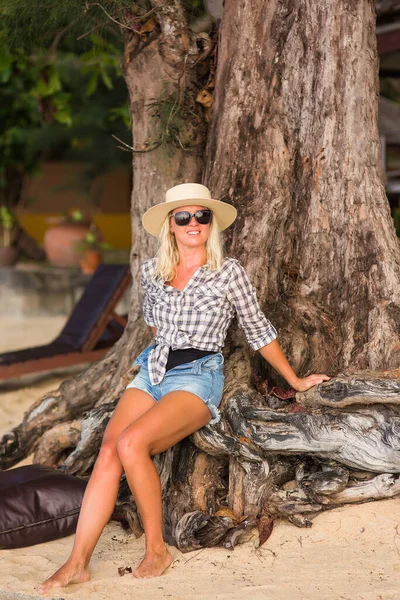 Mujer Optimista Con Sombrero Elegante Gafas Sonríe Sentado Resort Frente — Foto de Stock
