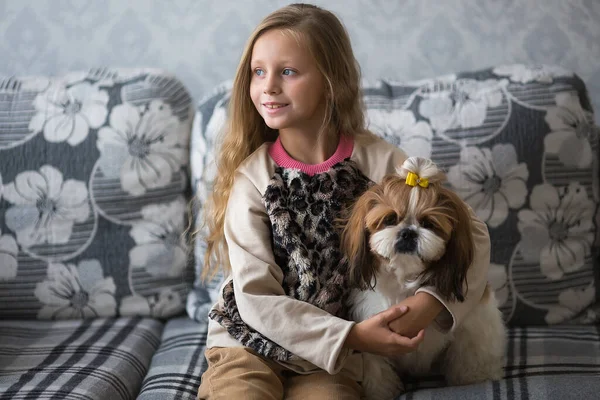 Nettes Mädchen Mit Langen Haaren Und Hund Hause — Stockfoto