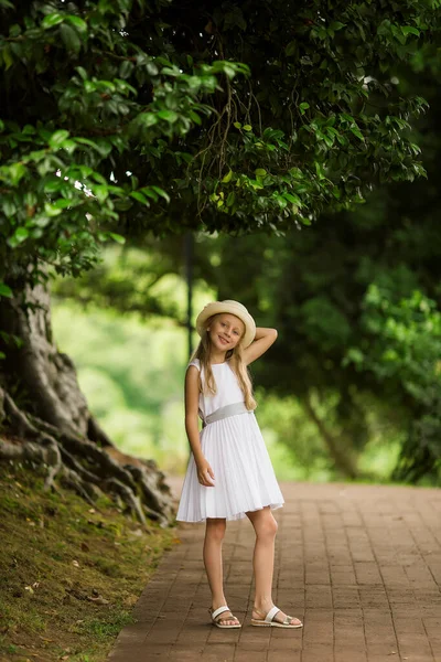 Солодка Дівчина Капелюсі Біла Сукня Гуляє Ботанічному Саду Літній День — стокове фото