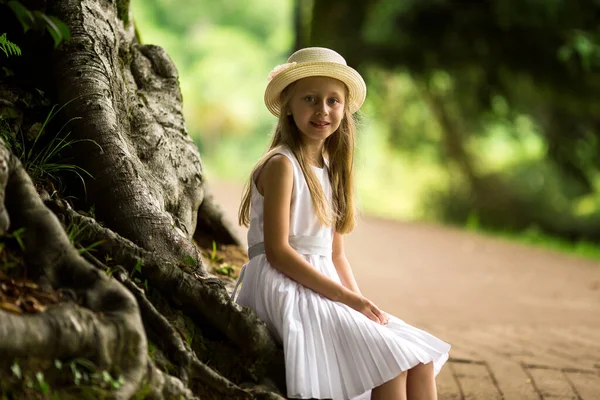 Menina Doce Chapéu Vestido Branco Caminha Jardim Botânico Dia Verão — Fotografia de Stock