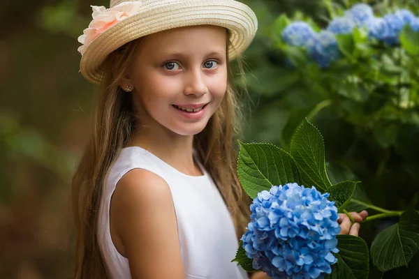 Menina Doce Chapéu Vestido Branco Caminha Jardim Botânico Dia Verão — Fotografia de Stock
