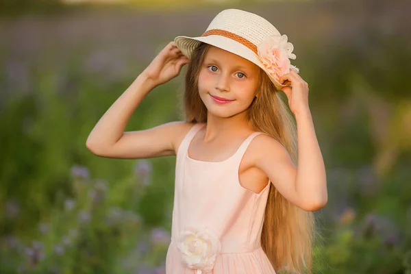 Yaz Tatilleri Doğa Çocukluk Güzellik Çayırdaki Şapkalı Çocuk Portresi Altın — Stok fotoğraf