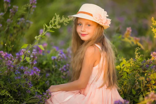 Vacaciones Verano Naturaleza Infancia Belleza Retrato Niña Sombrero Prado Hora — Foto de Stock