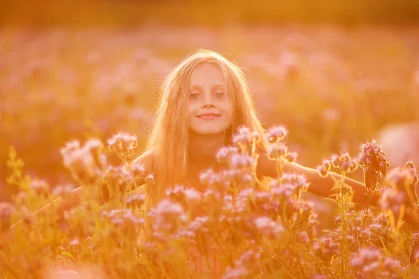 幸せな女の子や夏の森公園の幸福と腕を開いて 希望と活力 白人の女の子リラックスして自然上の生活を楽しむ屋外 — ストック写真