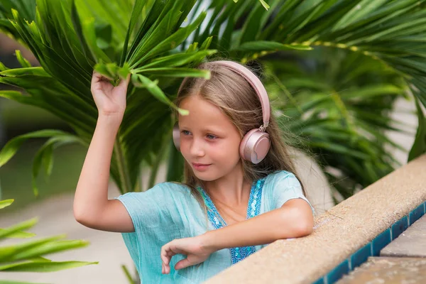 Humor Alegre Musical Una Niña Escucha Música Los Auriculares Niña —  Fotos de Stock