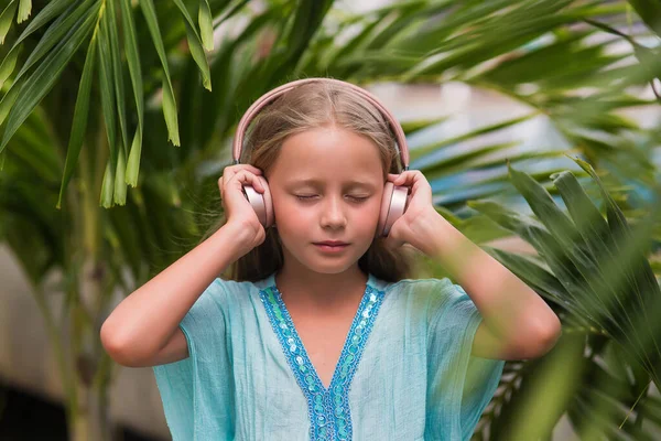 Humor Alegre Musical Una Niña Escucha Música Los Auriculares Niña —  Fotos de Stock