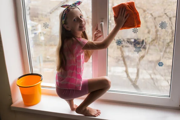 Detergente Criança Menina Com Casa Limpeza Pano Janelas Lavagem Primavera — Fotografia de Stock