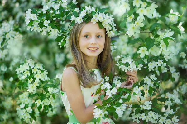 Retrato Uma Bela Jovem Cabelos Compridos Criança Adorável Divertindo Jardim — Fotografia de Stock