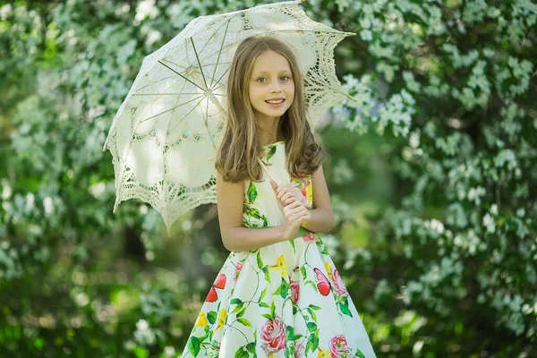 Menina Bonito Uma Macieira Florescente Retrato Uma Menina Bonita Com — Fotografia de Stock