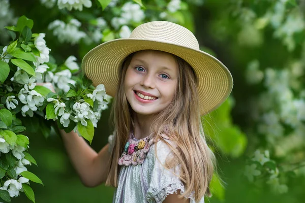 Menina Adorável Chapéu Jardim Macieira Florescendo Belo Dia Primavera Bonito — Fotografia de Stock