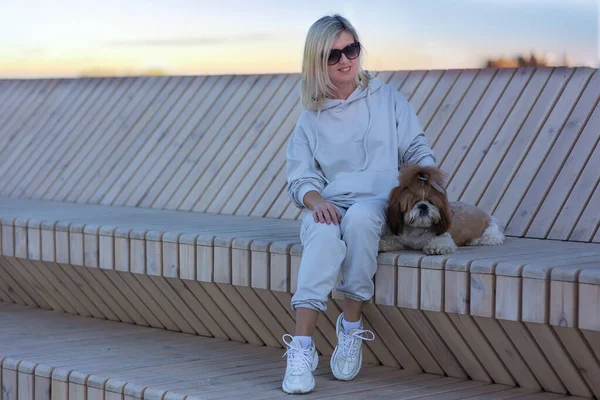 Mulher Loira Moda Anos Terno Cinza Descansam Rua Que Mantém — Fotografia de Stock