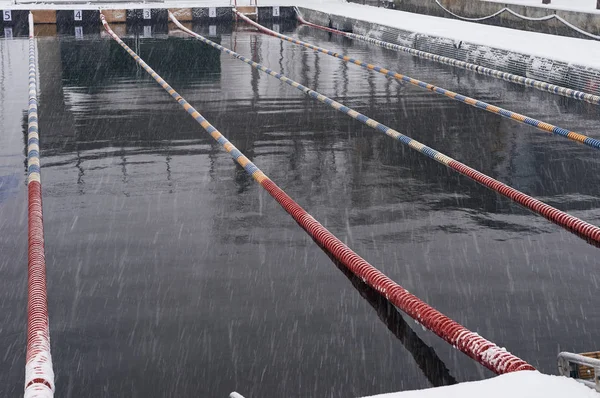 Piscine d'hiver chutes de neige — Photo