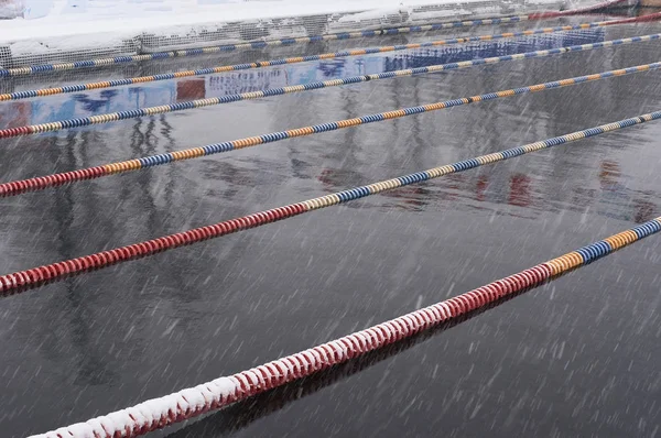 Piscine d'hiver chutes de neige — Photo