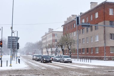 Şehir sokaklarında kar yağışı