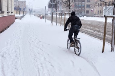 Şehir sokaklarında kar yağışı