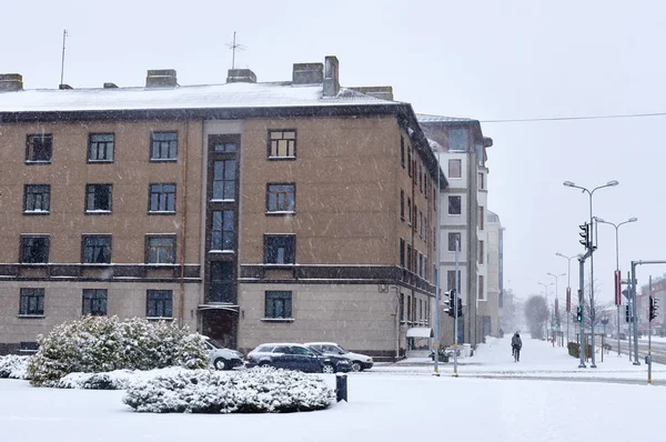Снегопад на улицах города — стоковое фото