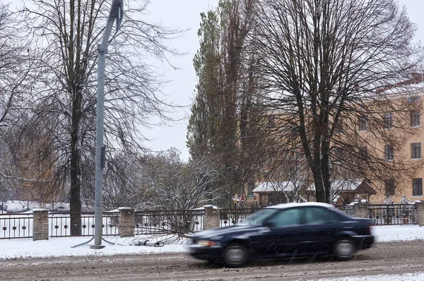 Chute de neige dans les rues de la ville — Photo