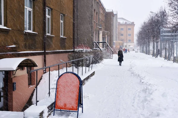 Chute de neige dans les rues de la ville — Photo