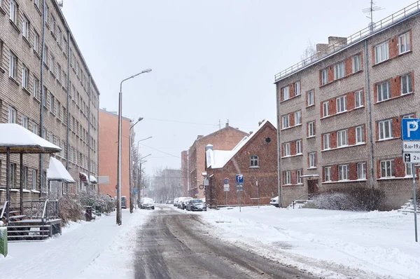 Chute de neige dans les rues de la ville — Photo