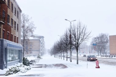 Şehir sokaklarında kar yağışı