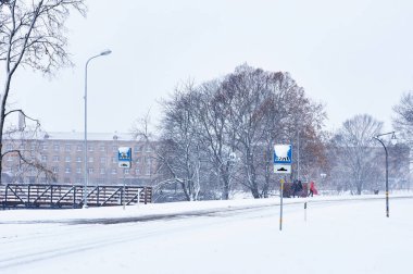 Şehir sokaklarında kar yağışı