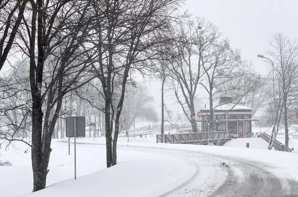 Nevadas en las calles de la ciudad — Foto de Stock