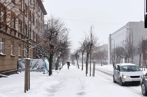 Chute de neige dans les rues de la ville — Photo