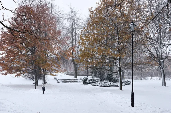 Chute de neige dans les rues de la ville — Photo