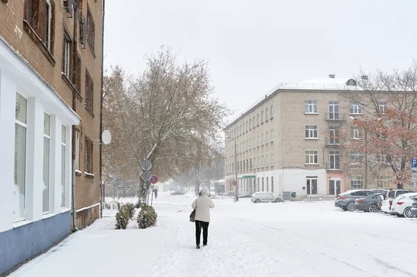 Chute de neige dans les rues de la ville — Photo