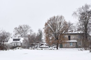Şehir sokaklarında kar yağışı