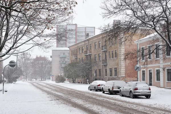 Chute de neige dans les rues de la ville — Photo