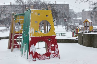 Çocuklar oyun alanında kış kar kar yağışı kaplı