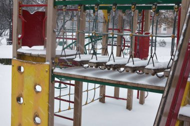 Çocuklar oyun alanında kış kar kar yağışı kaplı